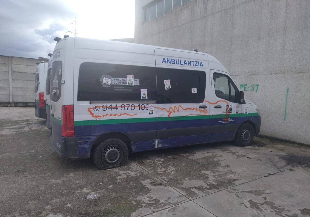 Una de las ambulancias atacadas en Gamarra.