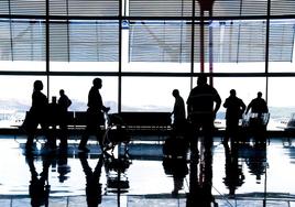 Viajeros en un aeropuerto.