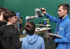 El centro San Viator de Sopuerta ha mostrado un brazo robótico que se coloca un robot móvil autónomo que servirá para hacer prácticas forestales con los alumnos.