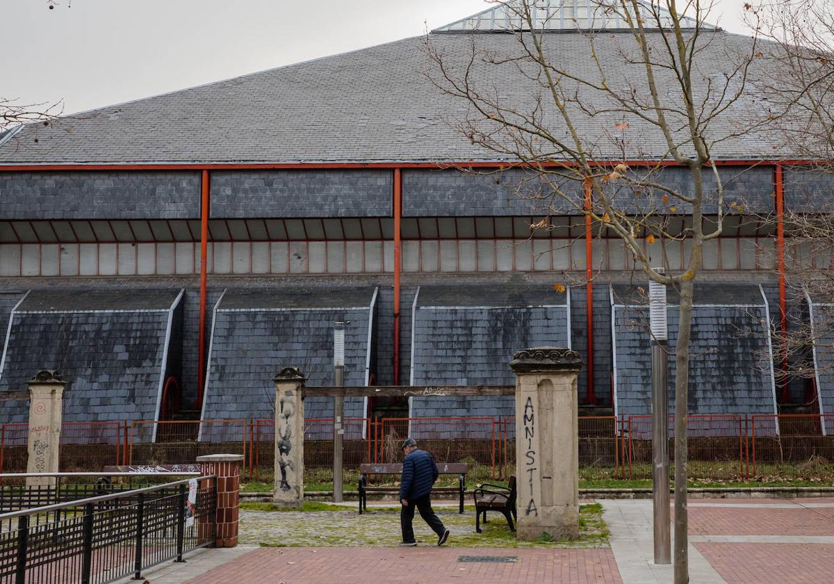 Un hombre camina frente a la iglesia de San Francisco de Asís en Zaramaga.