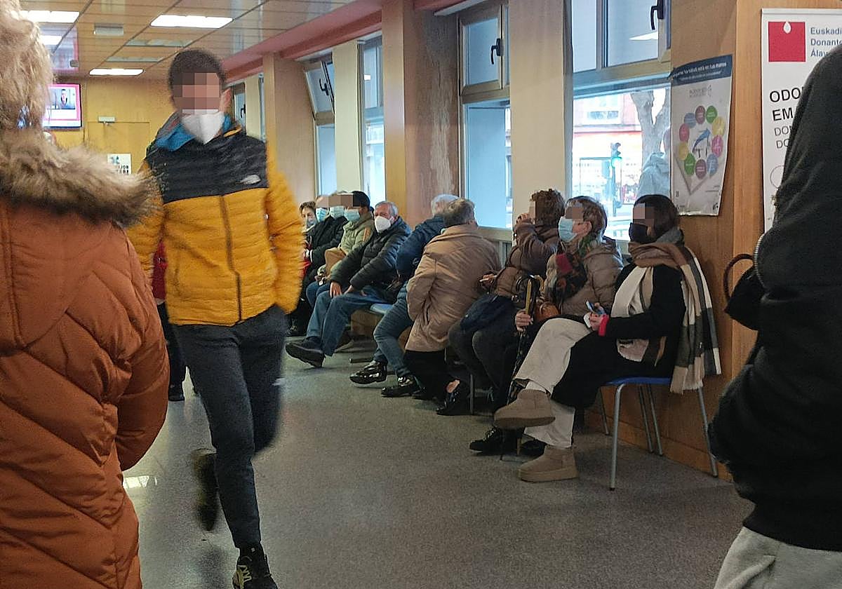 Largas esperas en el PAC de Olaguíbel, en Vitoria.
