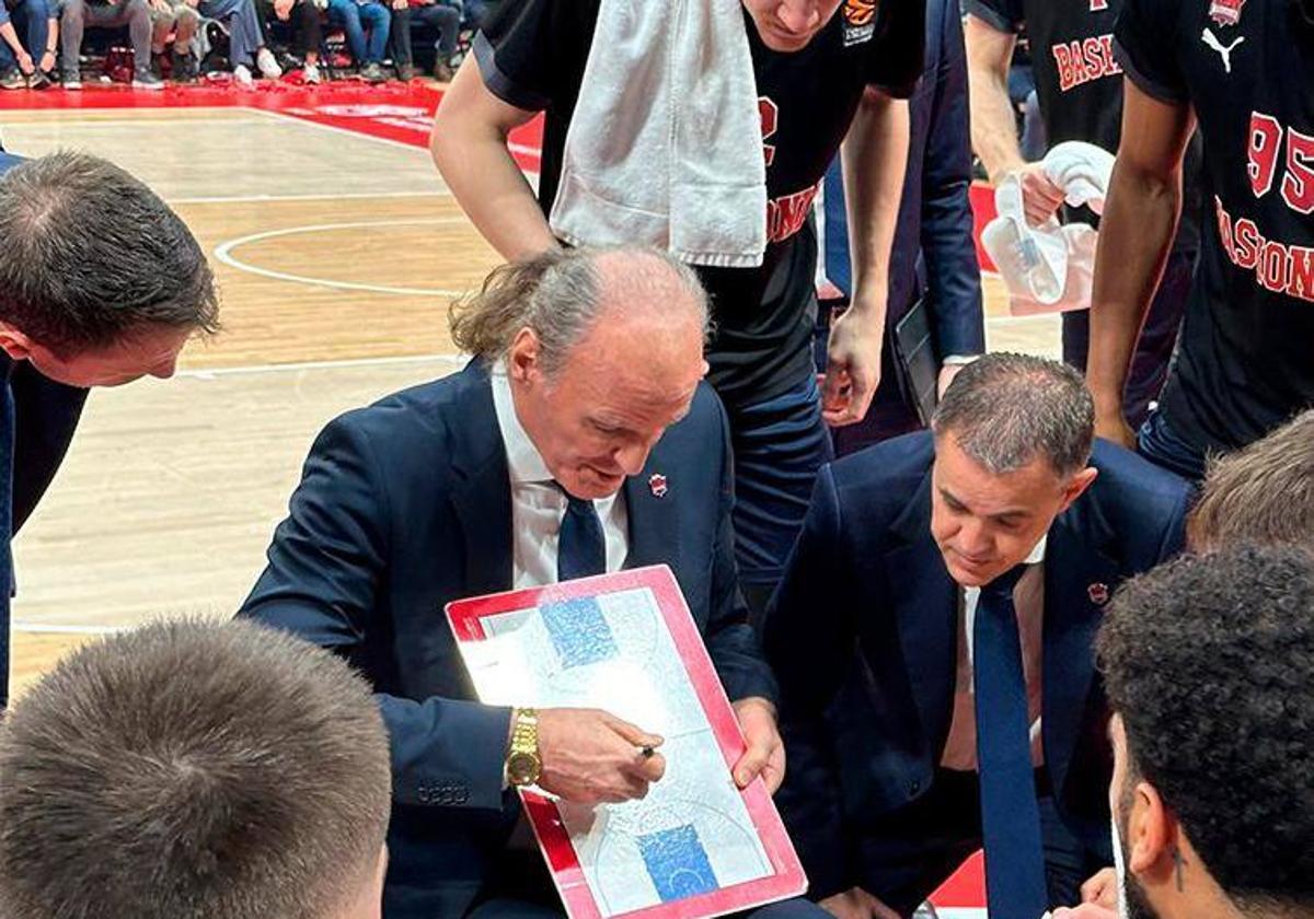 Ivanovic da instrucciones a sus jugadores.