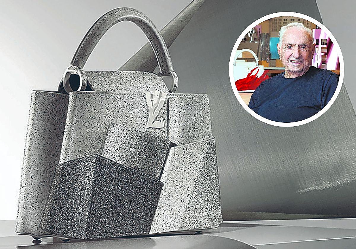 Lujo. Gehry junto a un modelo que evoca las líneas arquitectónicas del Guggenheim.