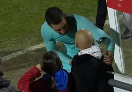 Ferrán abraza a la joven.