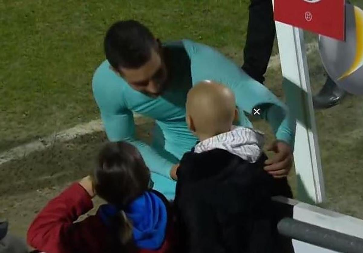 Ferrán abraza a la joven.