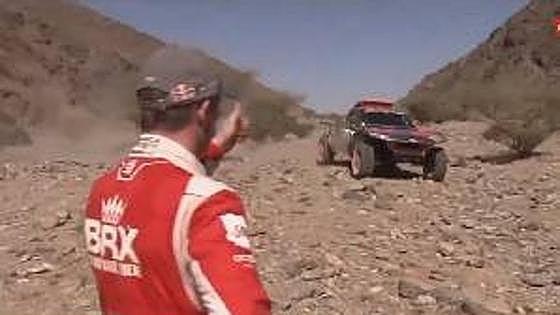 El gesto de deportividad entre Loeb y Sainz en el Dakar