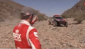 Momento en el que Loeb levanta el pulgar cuando pasa Carlos Sainz