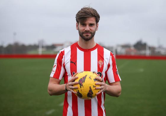 El delantero de Villarcayo, Mario González, con la camiseta del Sporting.