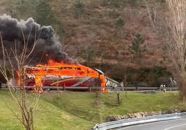 Reabren al tráfico la AP-8 en Orio tras el incendio de un autobús