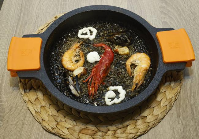 El arroz negro con calamar, rape y langostino del Sua.