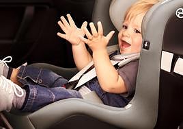 Una imagen de promoción de la marca Cybex que no guarda relación con el niño del artículo