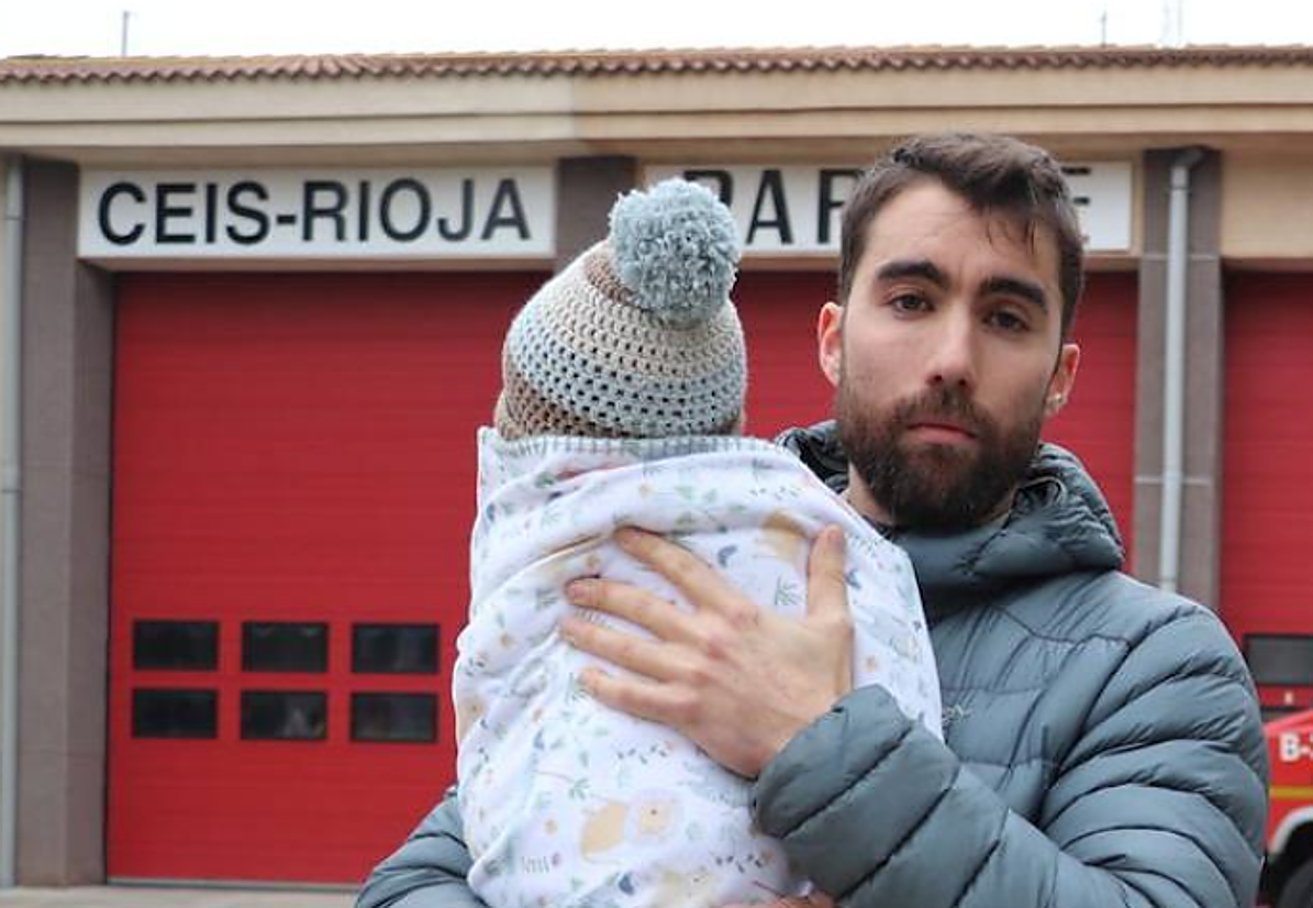 Obligan a ir a trabajar a un bombero con permiso de lactancia y se presenta con el bebé