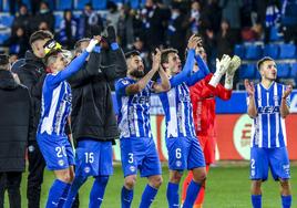 Los jugadores albiazules celebran el triunfo con la afición.