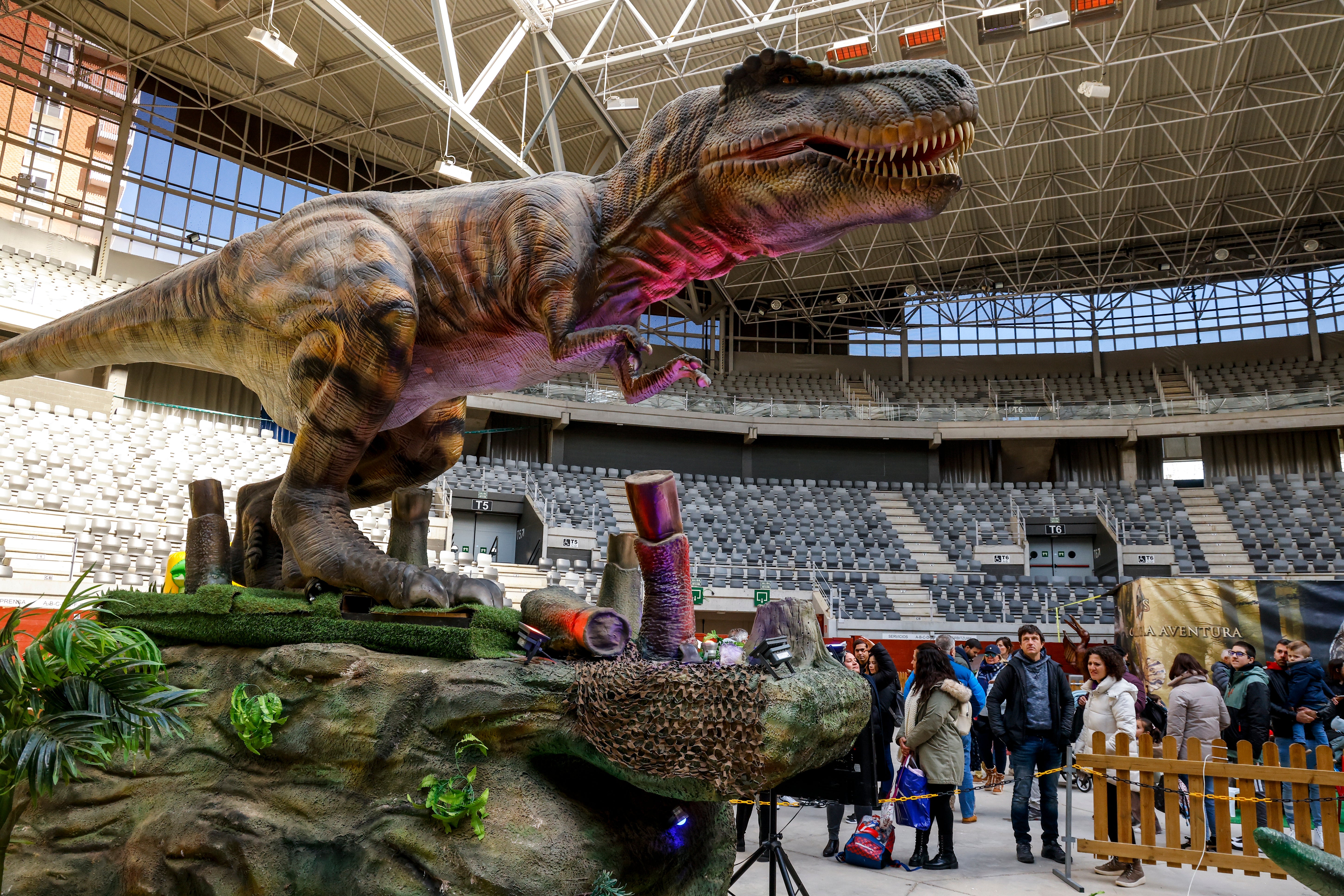 Los dinosaurios rugen en el Iradier Arena