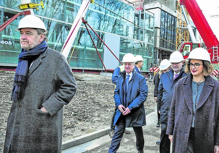 Miguel Zugaza, director del Bellas Artes, a la cabeza del grupo de autoridades que ayer presenció la instalación del soporte con forma de 'V'.