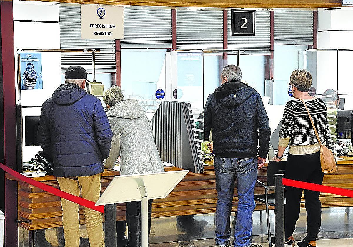 Jubilados son atendidos en las oficinas de la Hacienda guipuzcoana.