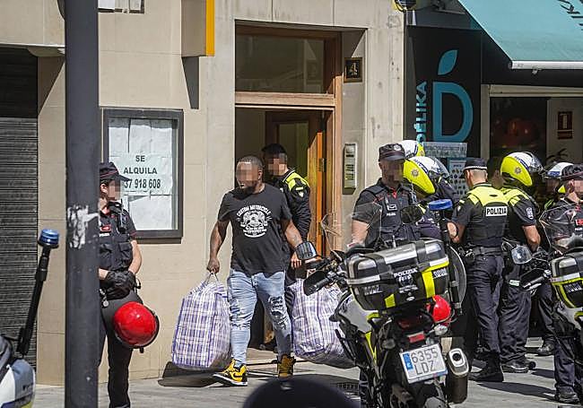 Desalojo de una familia supuestamente víctima de una de estas dos mafias que operan en Vitoria.