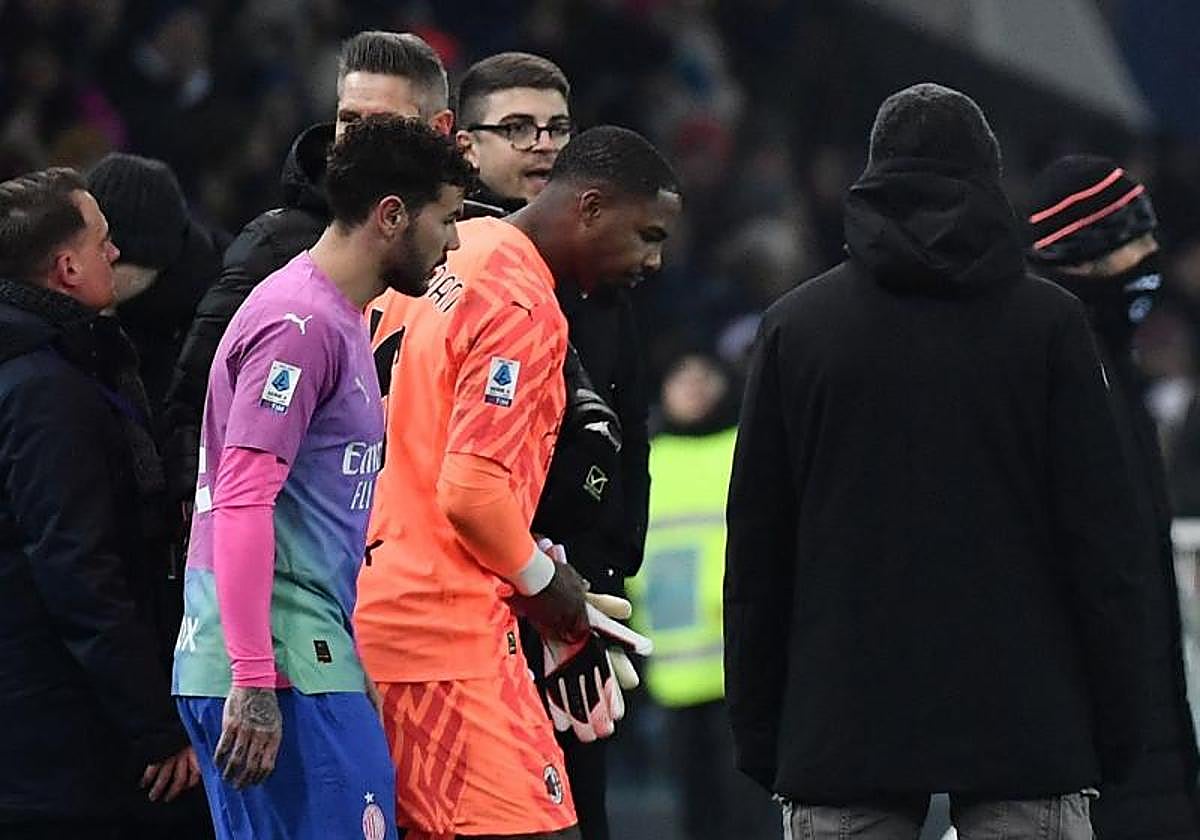 El portero del AC Milan abandona el campo harto de recibir insultos racistas