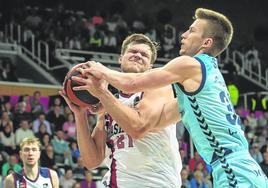 Kotsar, acosado por Somogyi en el partido de la primera vuelta en Andorra que acabó 85-68 para los locales.