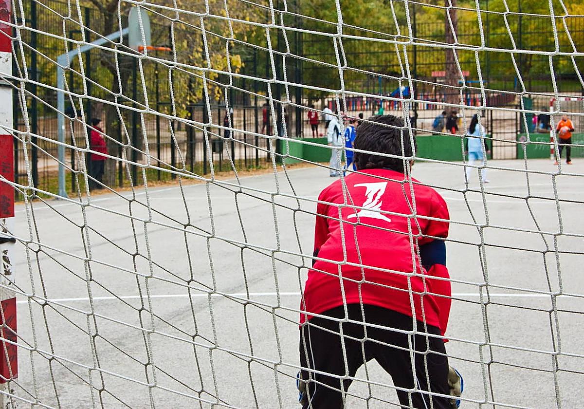 Familias ermuarras tratan de poner en marcha un equipo de balonmano masculino local