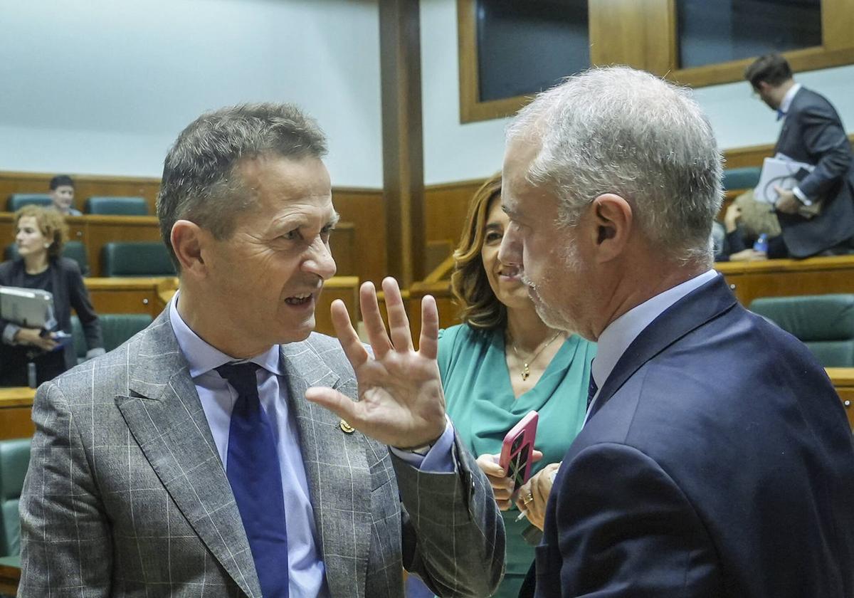 El consejero de Educación, Jokin Bildarratz, charla con el lehendakari en el Parlamento.