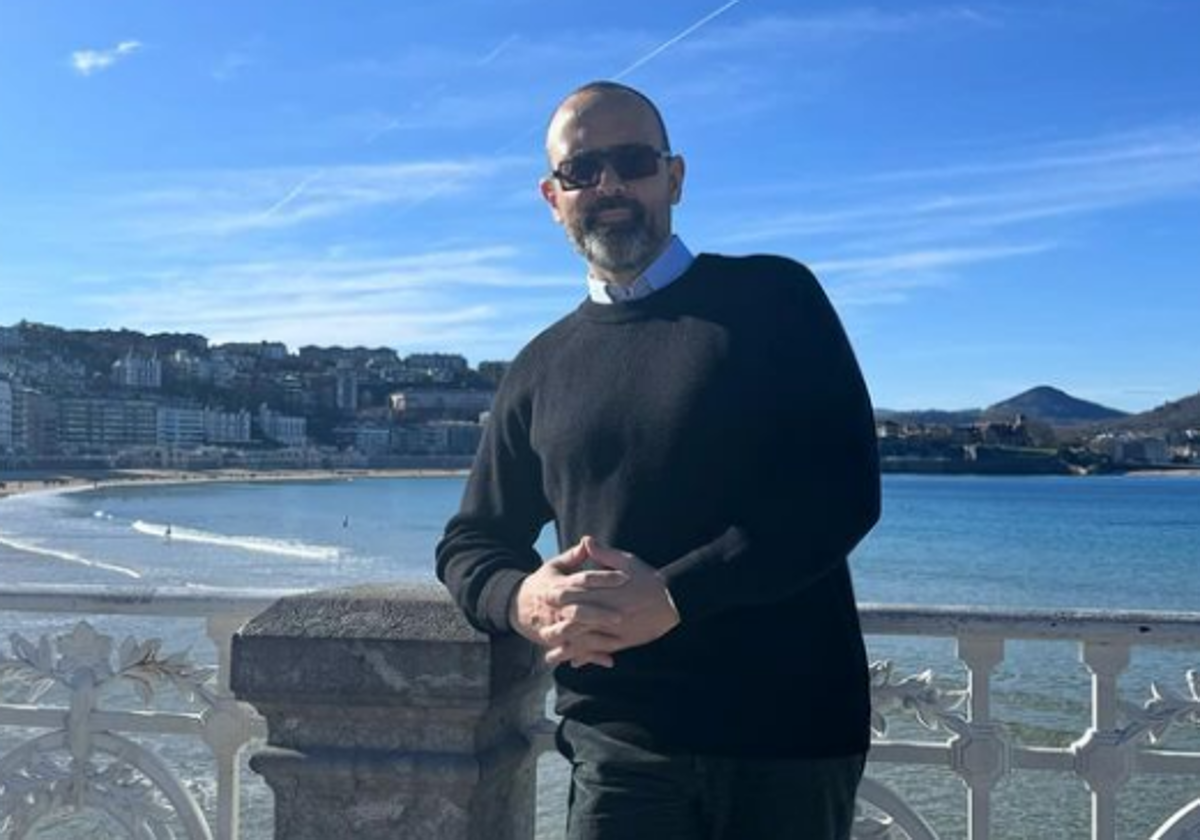 Risto Mejide posa junto a la playa de La Concha.