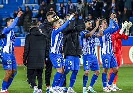 Los jugadores albiazules celebran con la afición el triunfo ante el Cádiz.