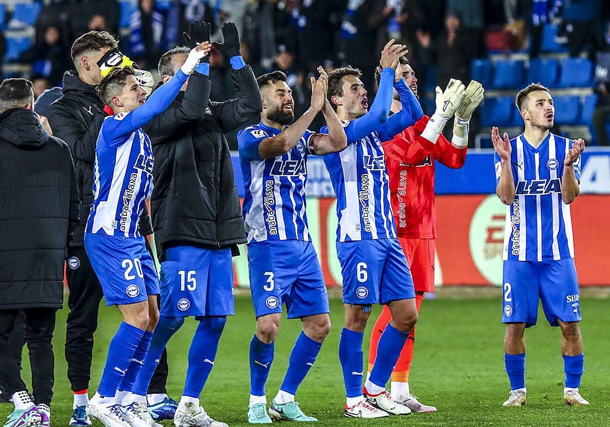 Los jugadores albiazules celebran con la afición el triunfo ante el Cádiz.