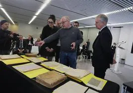 Iñaki Goiogana comenta algunos documentos junto a Miren López Mendizabal e Iñigo Urkullu