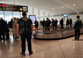 Agentes de la Guardia Civil, en el aeropuerto de Loiu.