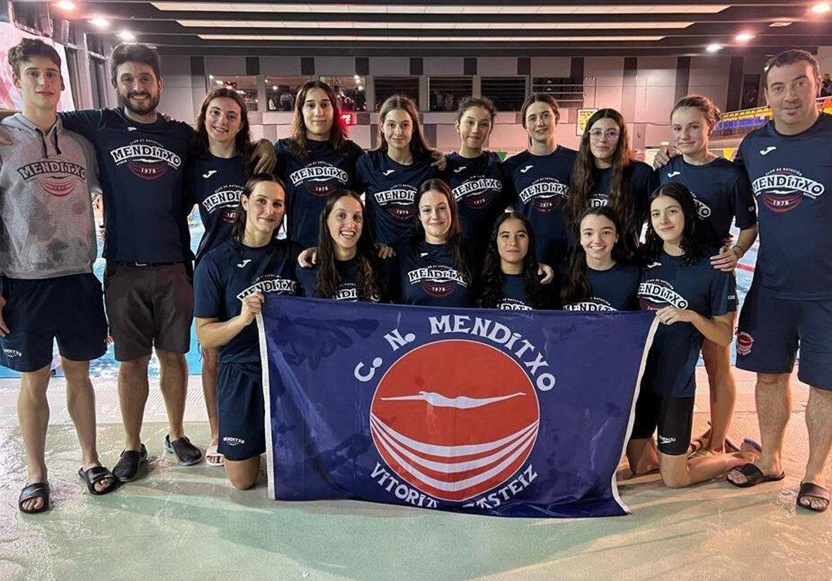 Las nadadoras y entrenadores del Menditxo celebran el éxito.