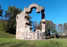 Pintada 'Free Palestine' que se puede ver en la escultura de Chillida en Gernika.