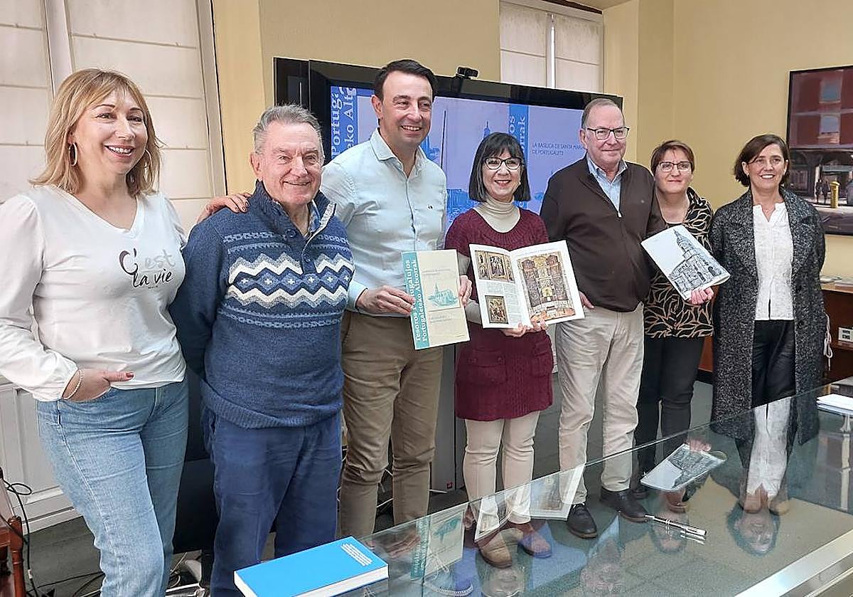 El alcalde, Mikel Torres, y representantes de la asociación Amigos de la Basílica presentan la nueva publicación de 'Tesoros portugalujos'.