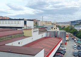 Vista de los depósitos de la planta Bridgestone de Basauri.