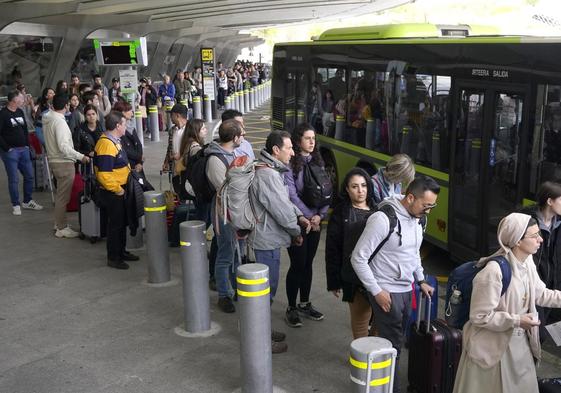 EH Bildu critica que «al menos es necesario utilizar dos medios de transporte: el metro y el autobús, o dos líneas de autobús, con la línea 3247».