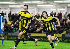 Gonzalo Zorrilla celebra el tercer gol que anotó el Portugalete al Deportivo Alavés C.