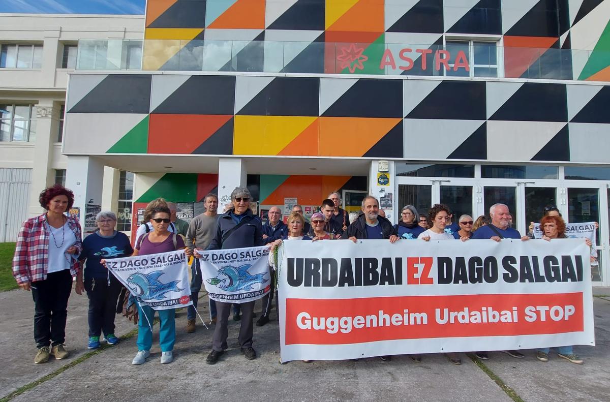 Concentración frente al centro cultural y social Astra de Gernika contra el Guggeheimn Urdaibai.