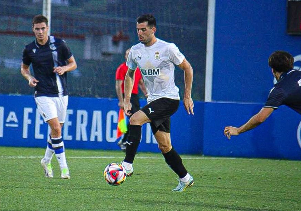 Julen Azkue en un partido frente a la Real Sociedad B.