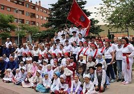 El grupo cuenta con más de 200 miembros en activo, desde los 5 hasta los 86 años.