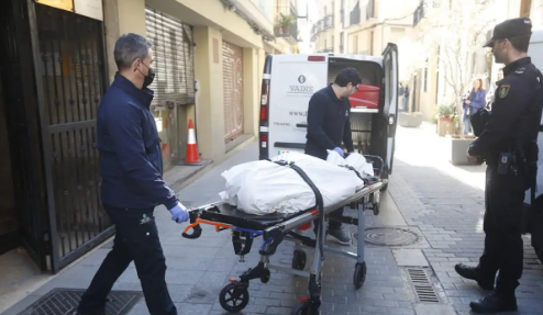 El cadáver del canónigo es sacado del inmueble en el que han sucedido los hechos en Valencia