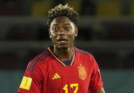 Igor Oyono, con el dorsal 22, celebra uno de los dos goles que marcó con la selección española sub-17 ante Italia.