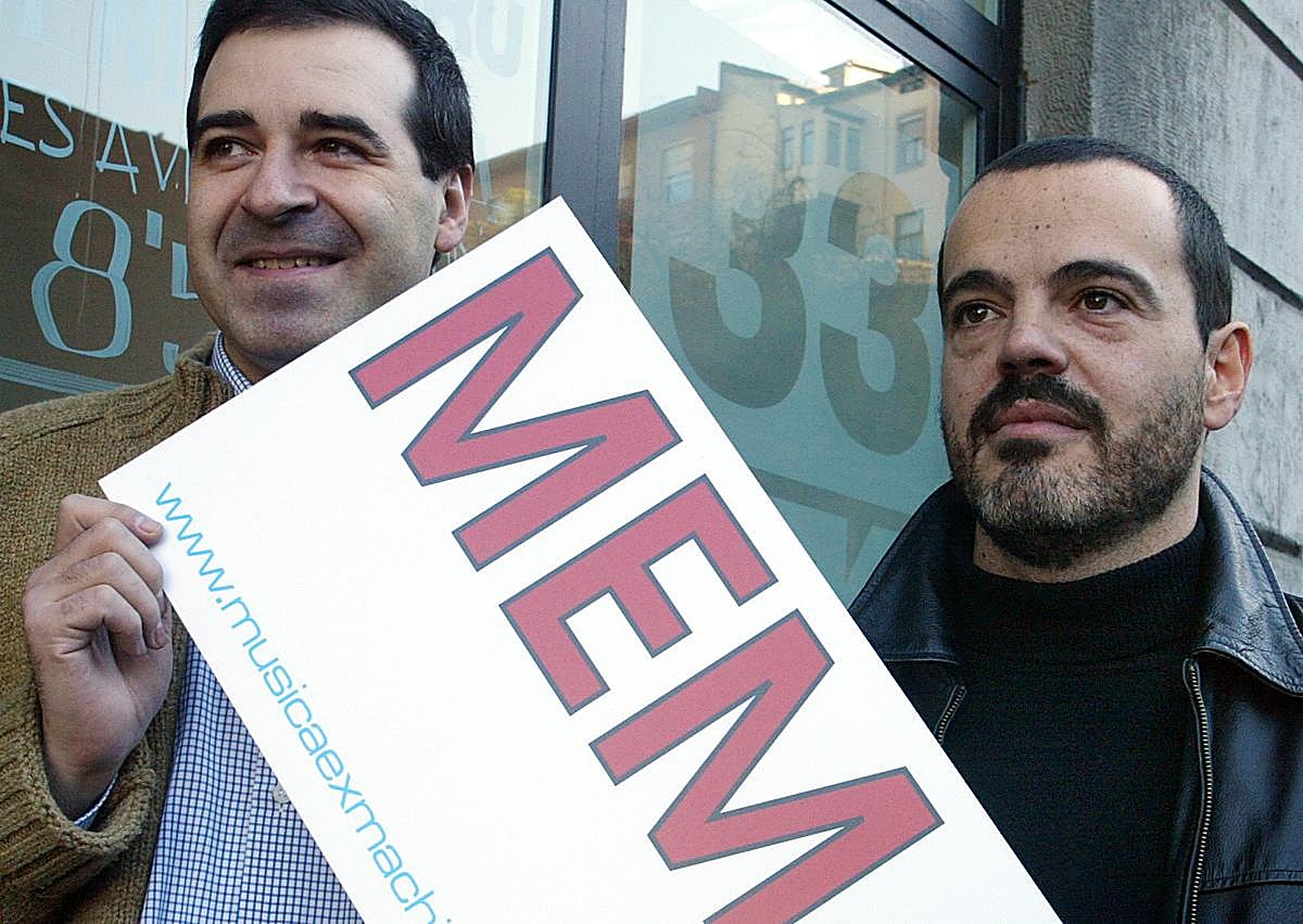 Imagen secundaria 1 - Una performance del MEM, Lafont y Agiriano en la presentación de la edición de 2004 y el músico Alec Empire con la camiseta de los balazos.