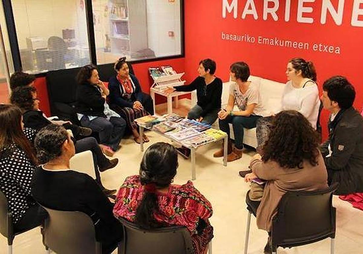 Una reunión de mujeres en Marienea, Basauri.