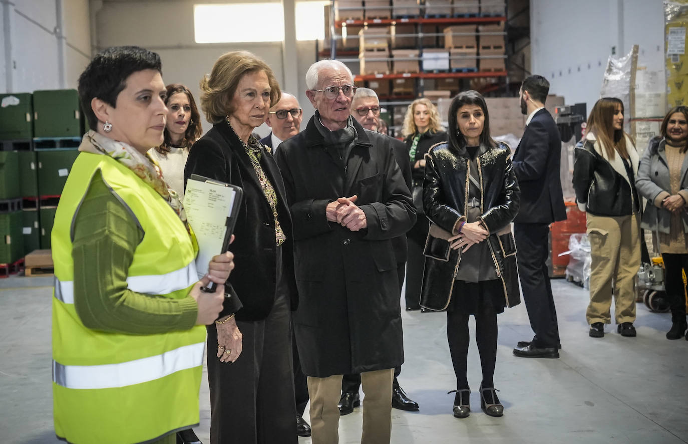 La emérita Sofía visita Vitoria para conocer de cerca la labor del Banco de Alimentos de Álava