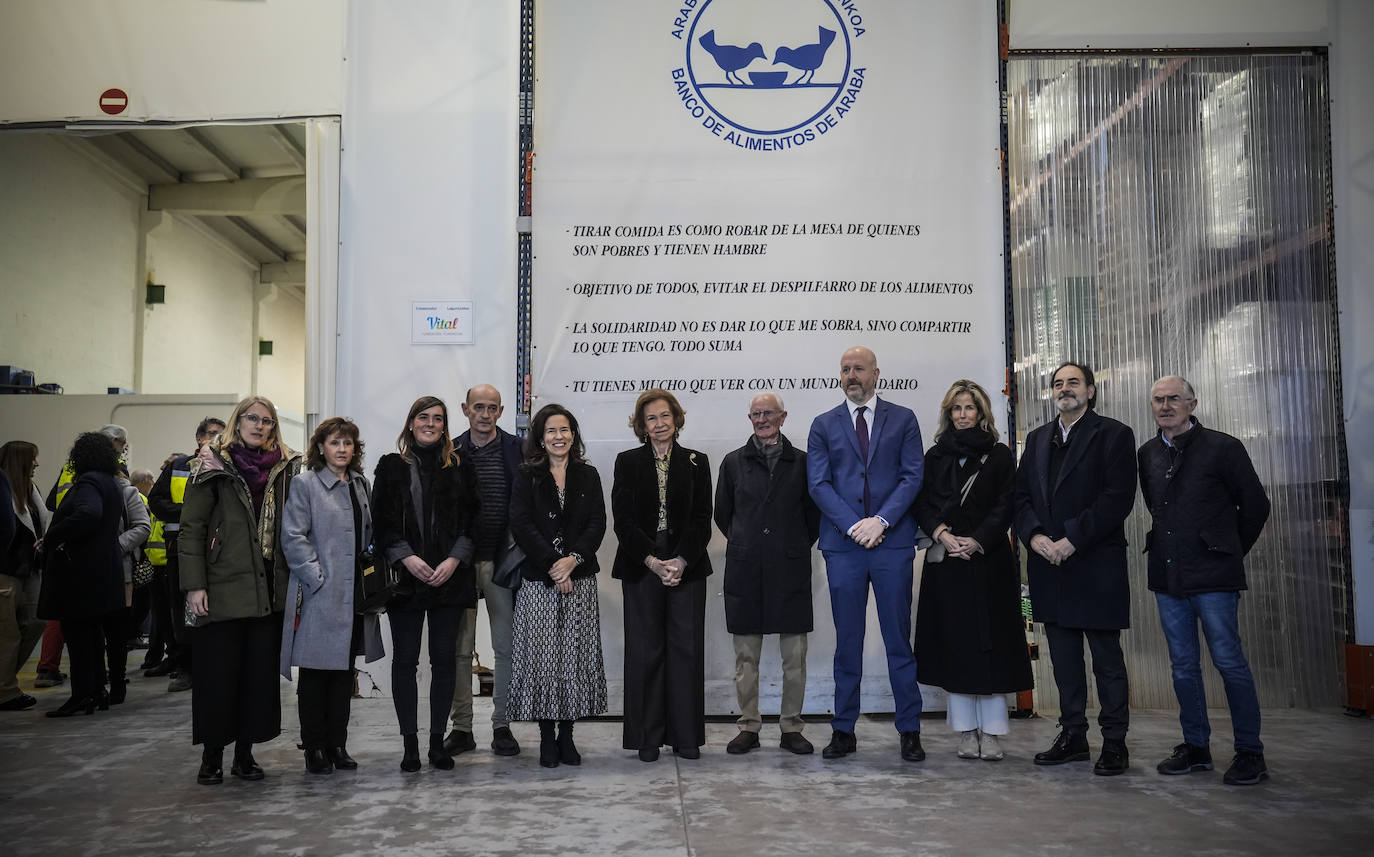 La emérita Sofía visita Vitoria para conocer de cerca la labor del Banco de Alimentos de Álava