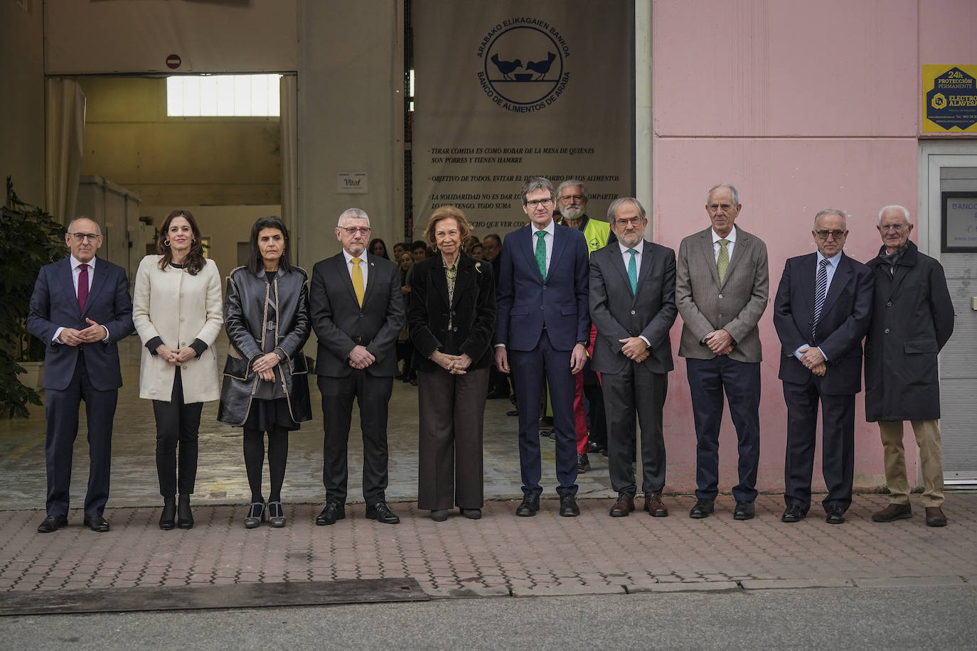 La emérita Sofía visita Vitoria para conocer de cerca la labor del Banco de Alimentos de Álava