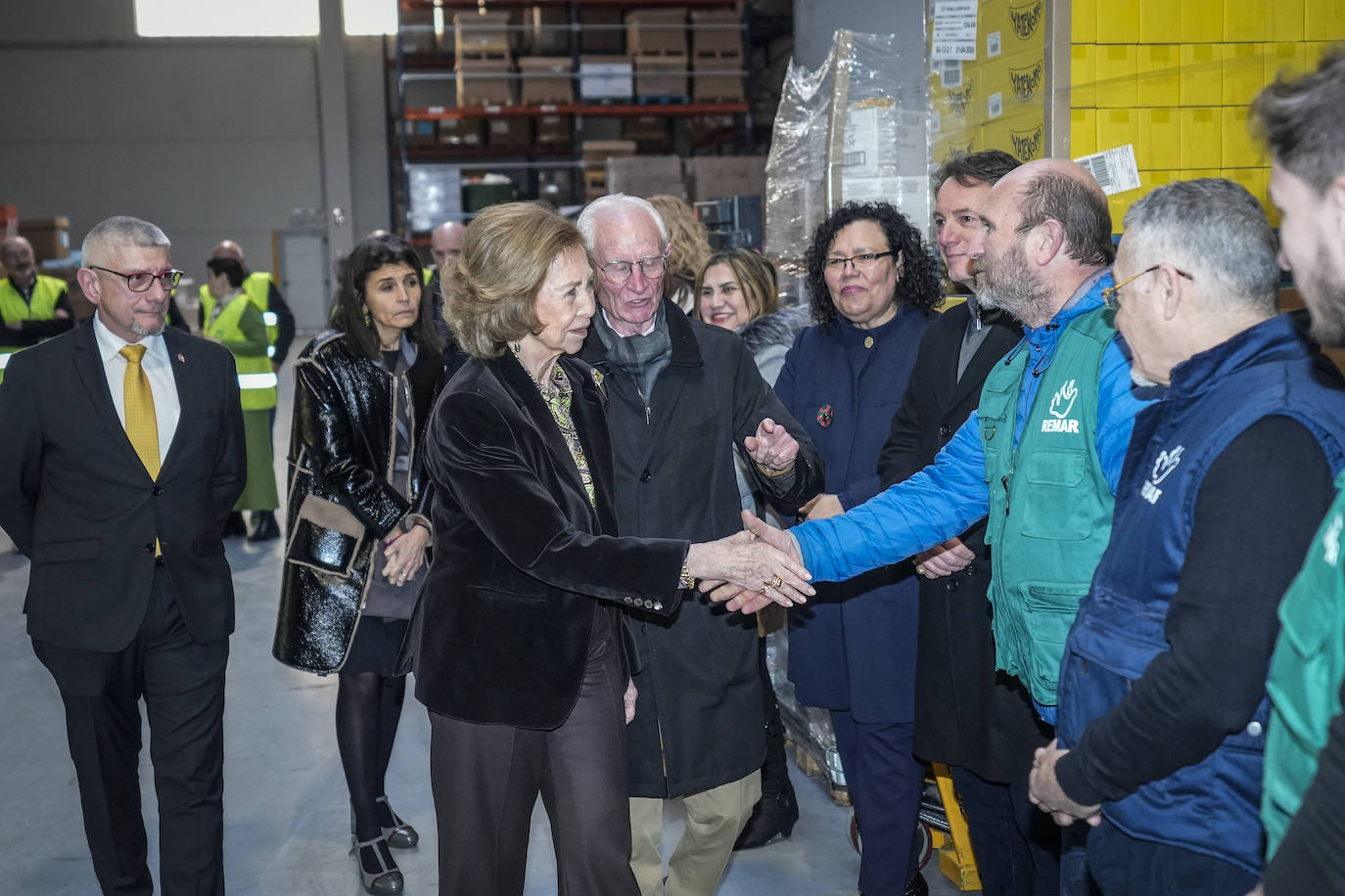 La emérita Sofía visita Vitoria para conocer de cerca la labor del Banco de Alimentos de Álava