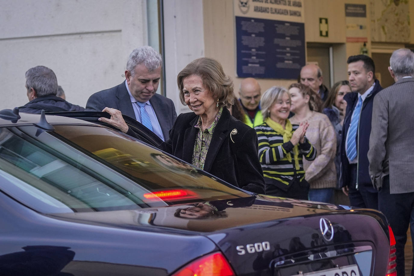 La emérita Sofía visita Vitoria para conocer de cerca la labor del Banco de Alimentos de Álava