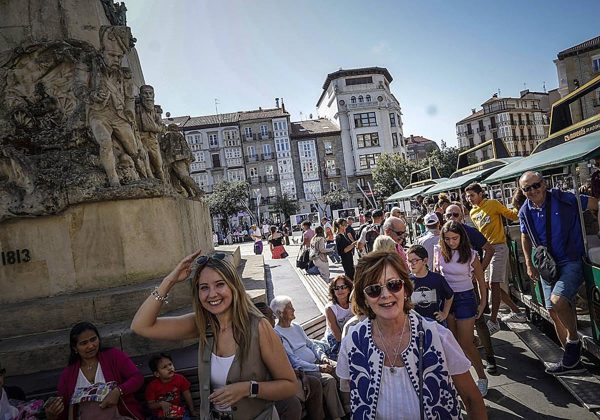Un grupo se baja del tren turístico que recorre el centro de Vitoria.