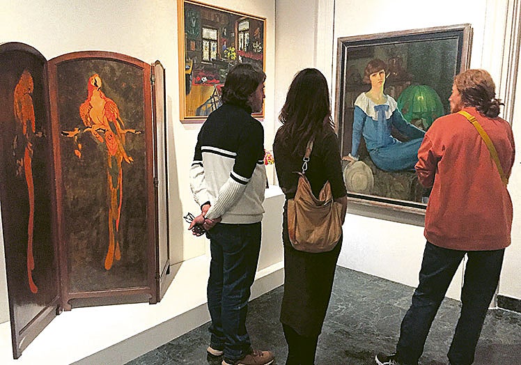 Público en la exposición 'Al bies. Las artistas y el diseño en la vanguardia española'.